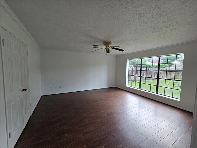Building Photo - 2827 Lake Colony Dr