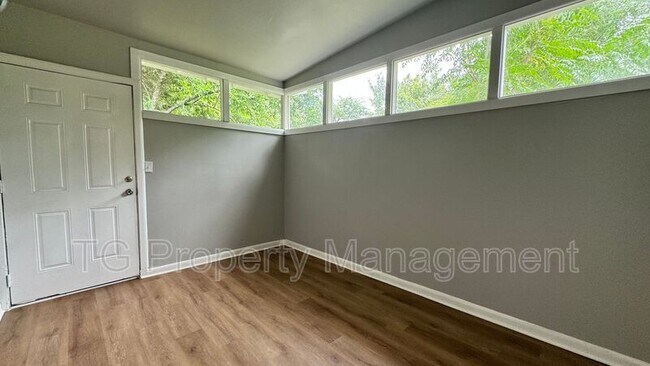 Building Photo - 804 La Marche Dr