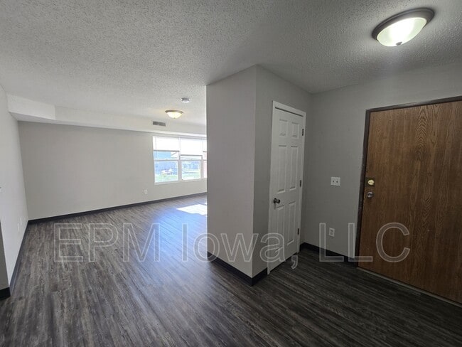 Building Photo - 60 Miller Ave SW