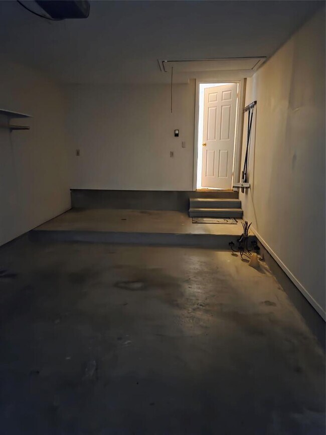 Building Photo - 8111 Baywood Dr