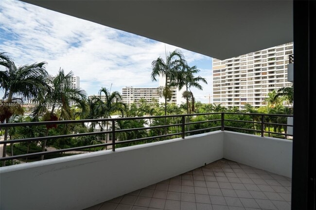 Building Photo - 2500 Parkview Dr