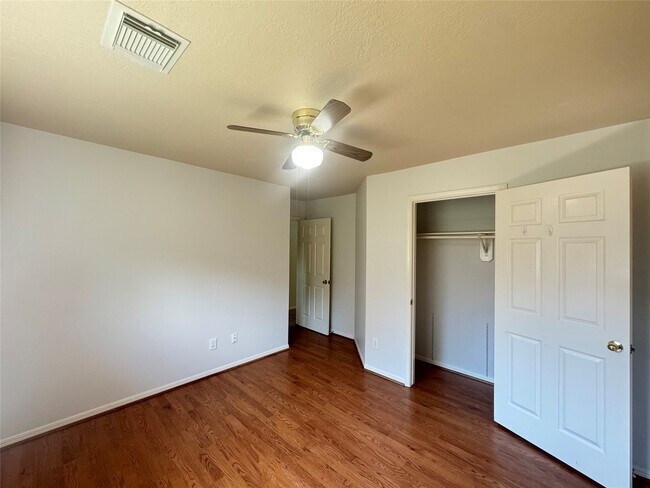 Building Photo - 210 Rolling Plains Dr