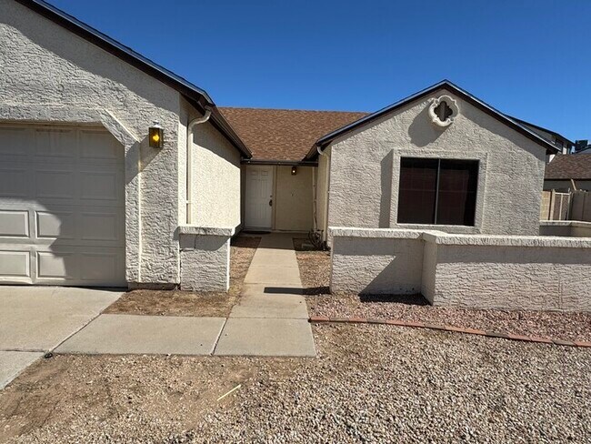Building Photo - Glendale 3/2 With 2-Car Garage- 1/2 OFF FI...