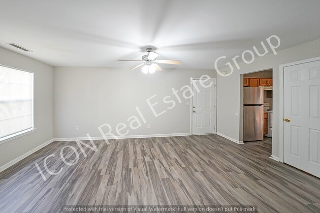 Building Photo - 3/2 Ground Floor apartment with new floori...