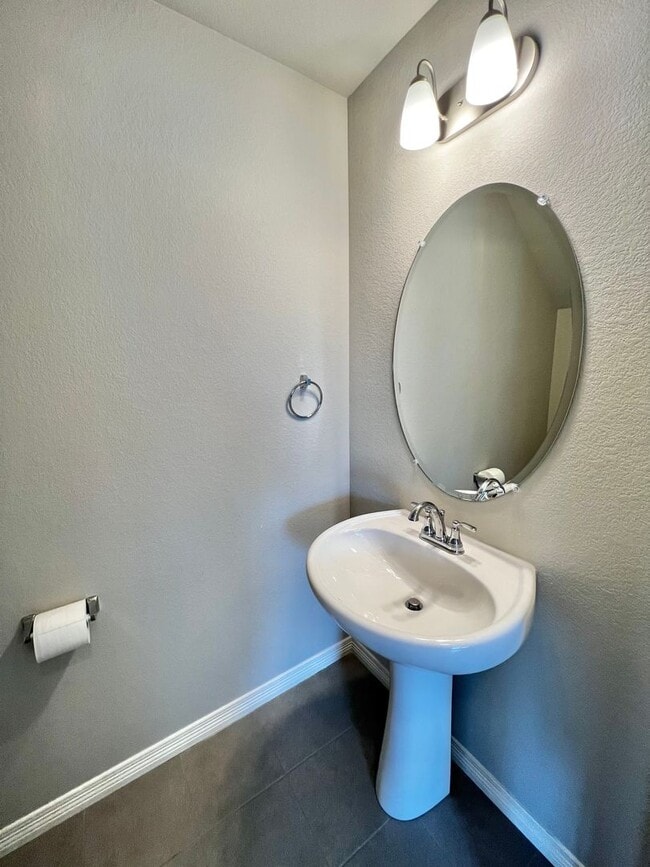 Building Photo - Beautiful 3 bed, 3 bath Townhome in West W...