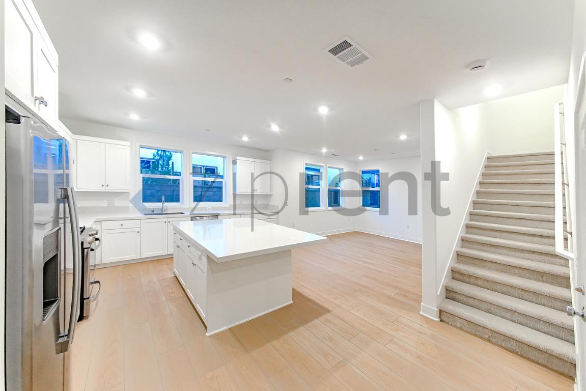 Building Photo - Unit