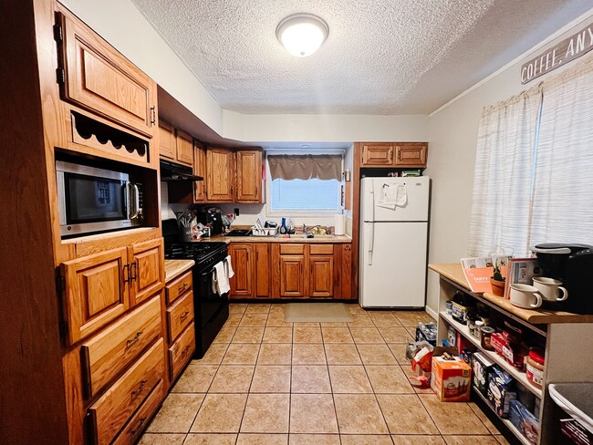 Building Photo - PRELEASING for AUGUST! Close to Campus