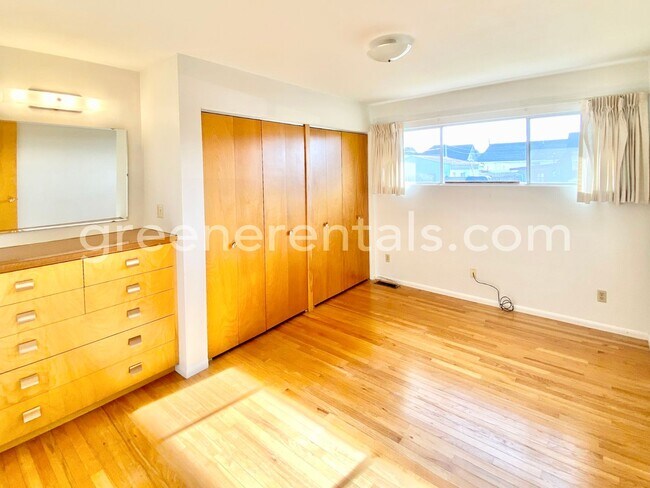 Building Photo - Large 2BD/2BA Montesano Duplex