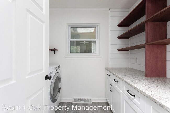 Building Photo - 3 br, 2 bath House - 210 Landsbury Dr.