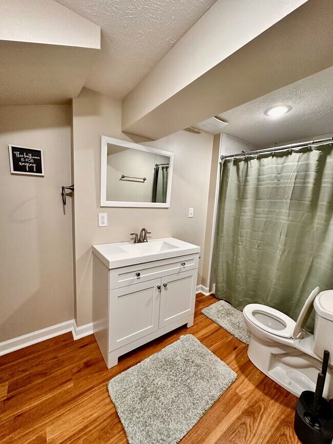 Building Photo - Spacious 5 Bedroom Available