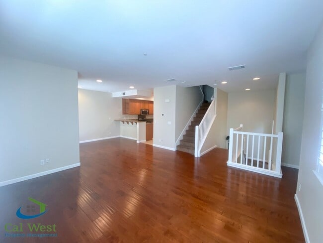 Building Photo - $3795 - 3 Bed/2.5 Bath Tri-level Townhome ...