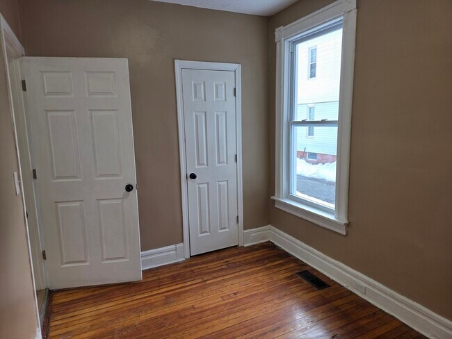 Building Photo - 184 King St