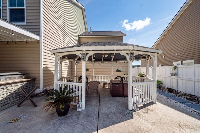 Building Photo - 4 Bedroom, 3.5 Bathroom Home in Summers Co...