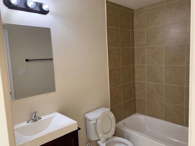 Building Photo - Town home for rent