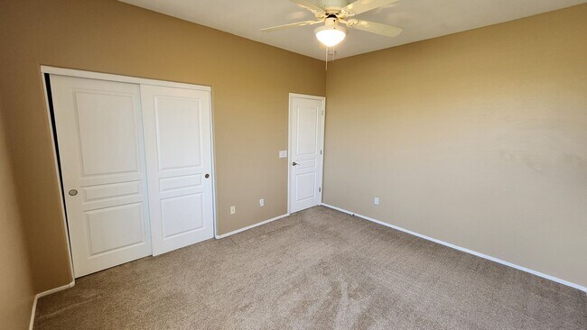 Building Photo - 4 Bedroom Home in the Sun Grooves Communit...