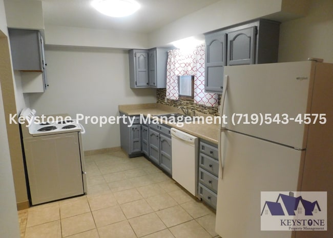 Building Photo - 879 S Bellflower Dr