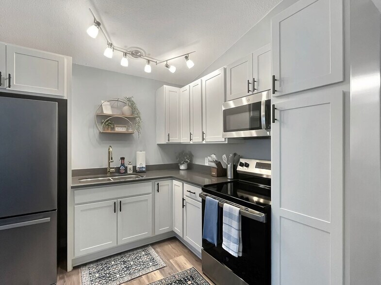 Building Photo - 501 W 9th St