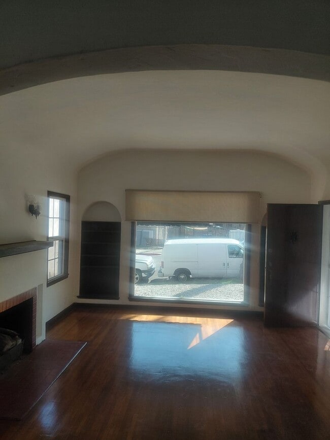 Building Photo - 1010