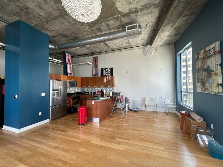 Building Photo - 645 W 9th St