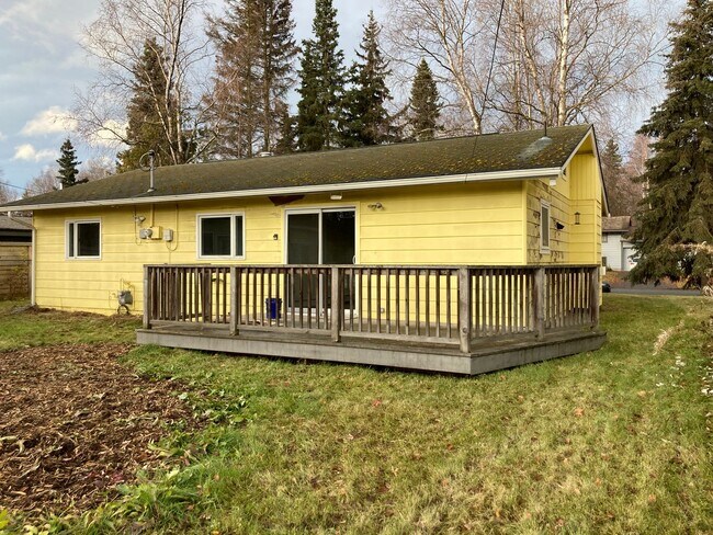 Building Photo - 3 Bedroom Ranch Style Home in Rogers Park!