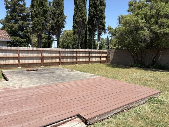 Building Photo - Beautiful 4-bedroom home close to schools ...