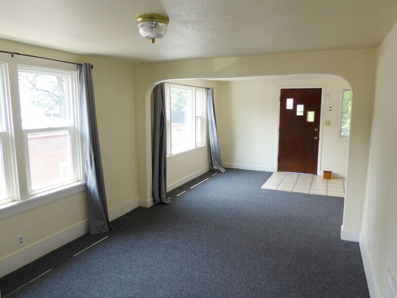 Building Photo - 327 S Sherwood St