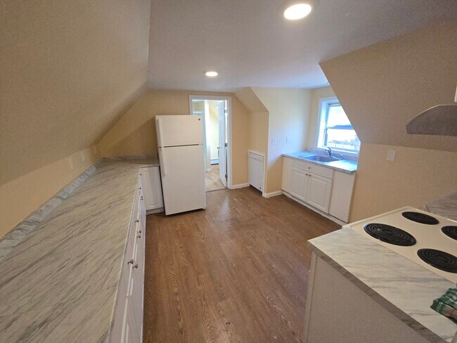 Building Photo - 210 County St