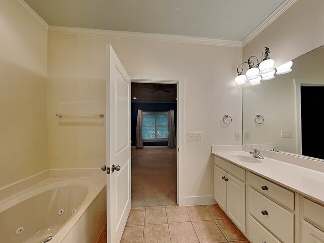 Building Photo - 2081 Eagle Ridge Dr