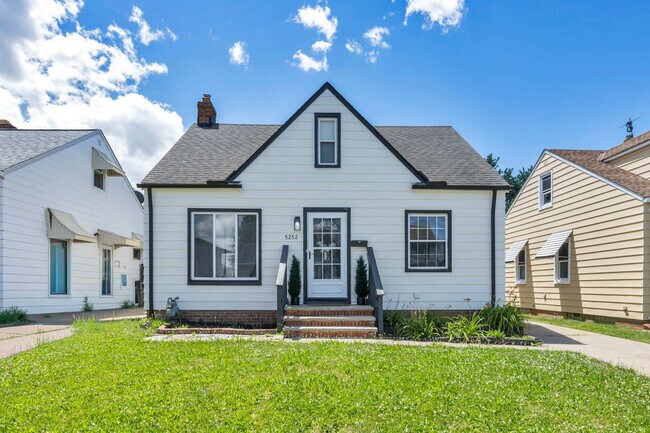 Building Photo - 5252 W 45th St
