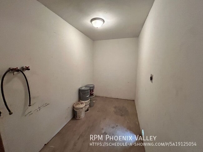 Building Photo - 8443 W Glenrosa Ave
