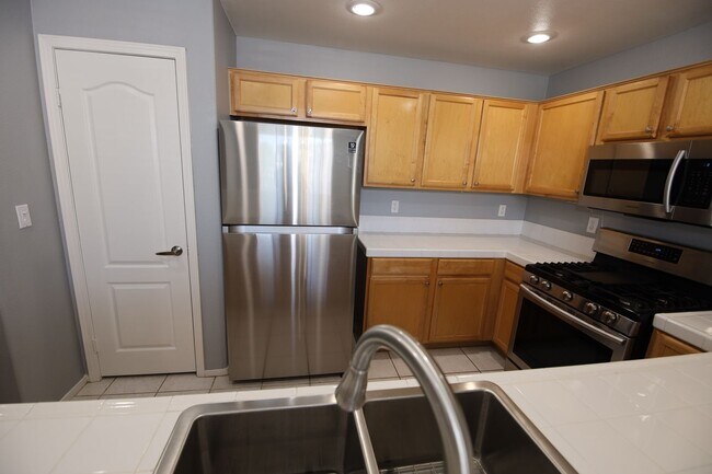 Building Photo - First Floor Condo in Green Valley!