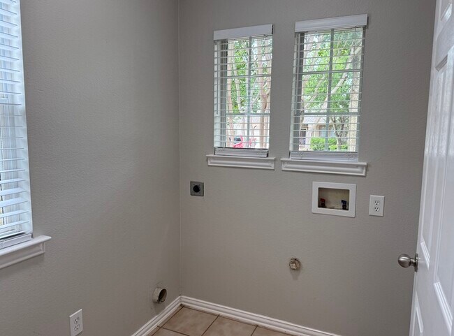 Building Photo - 413 Hilltop Dr