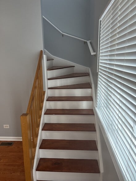 Building Photo - 7256 N Rogers Ave