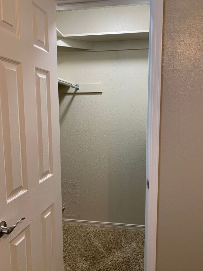 Building Photo - This super cute home features a beautiful ...