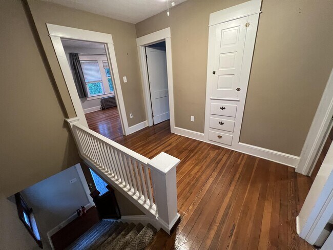 Building Photo - 519 School St