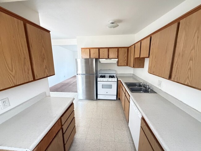 Building Photo - Cozy two bedroom, available for move in now!
