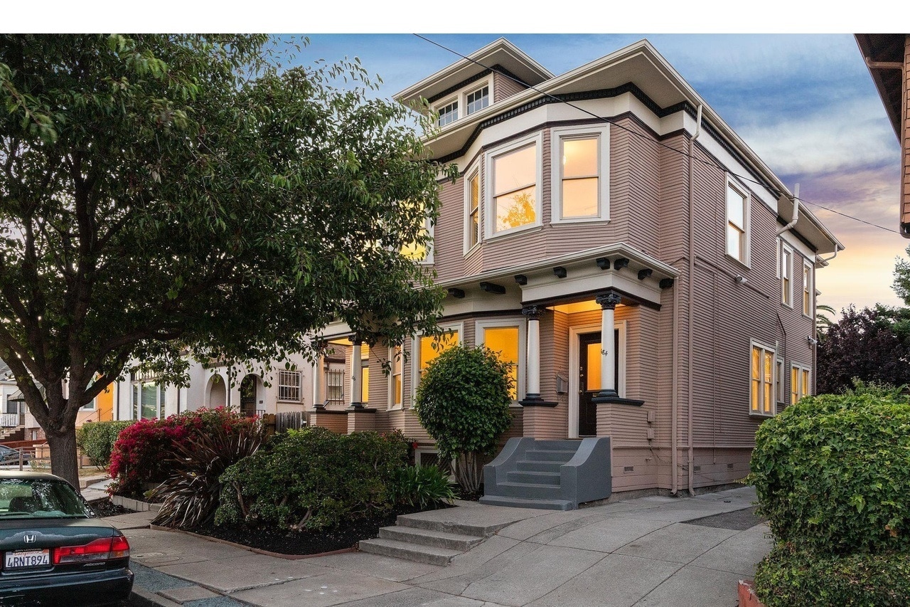 Building Photo - 684 Apgar St