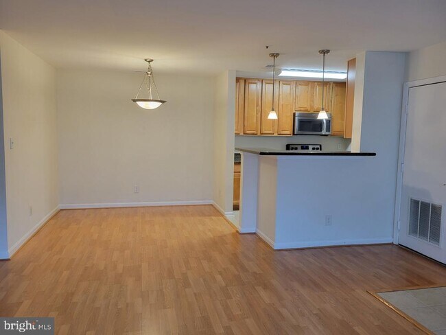 Building Photo - 3178 Summit Square Dr
