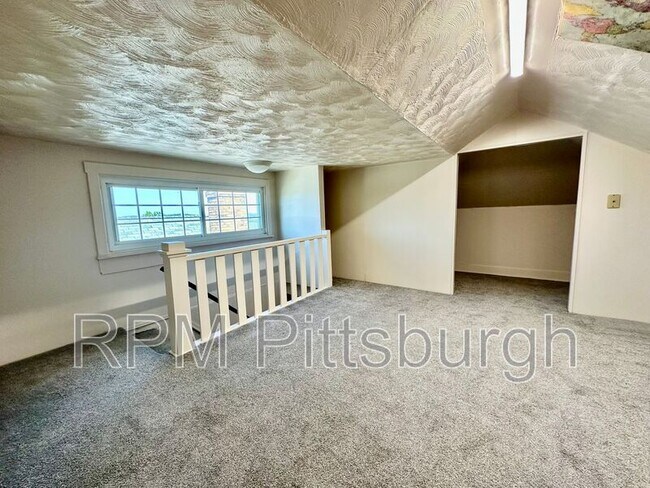 Building Photo - 1130 Downlook St