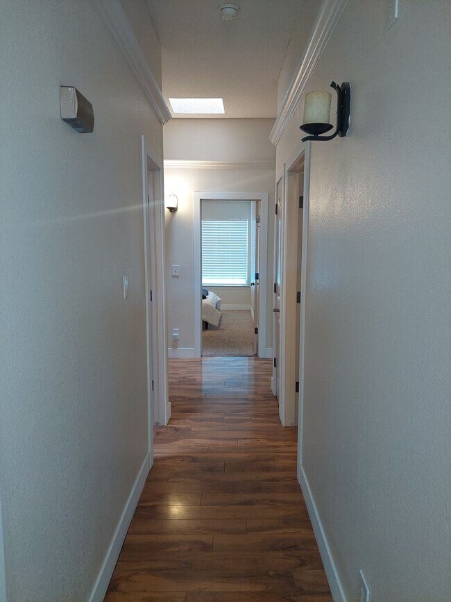 Building Photo - 4 BEDROOM 2 BATHROOM HOME 3 CAR GARAGE HOM...