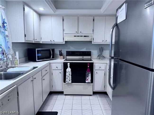 Building Photo - 4912 Tamiami Trl E