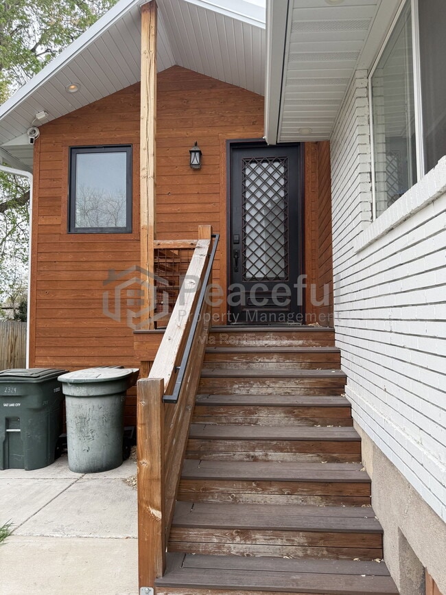 Building Photo - 2324 S Green St