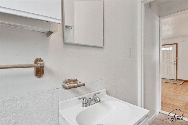 Building Photo - 2 bedroom $1300