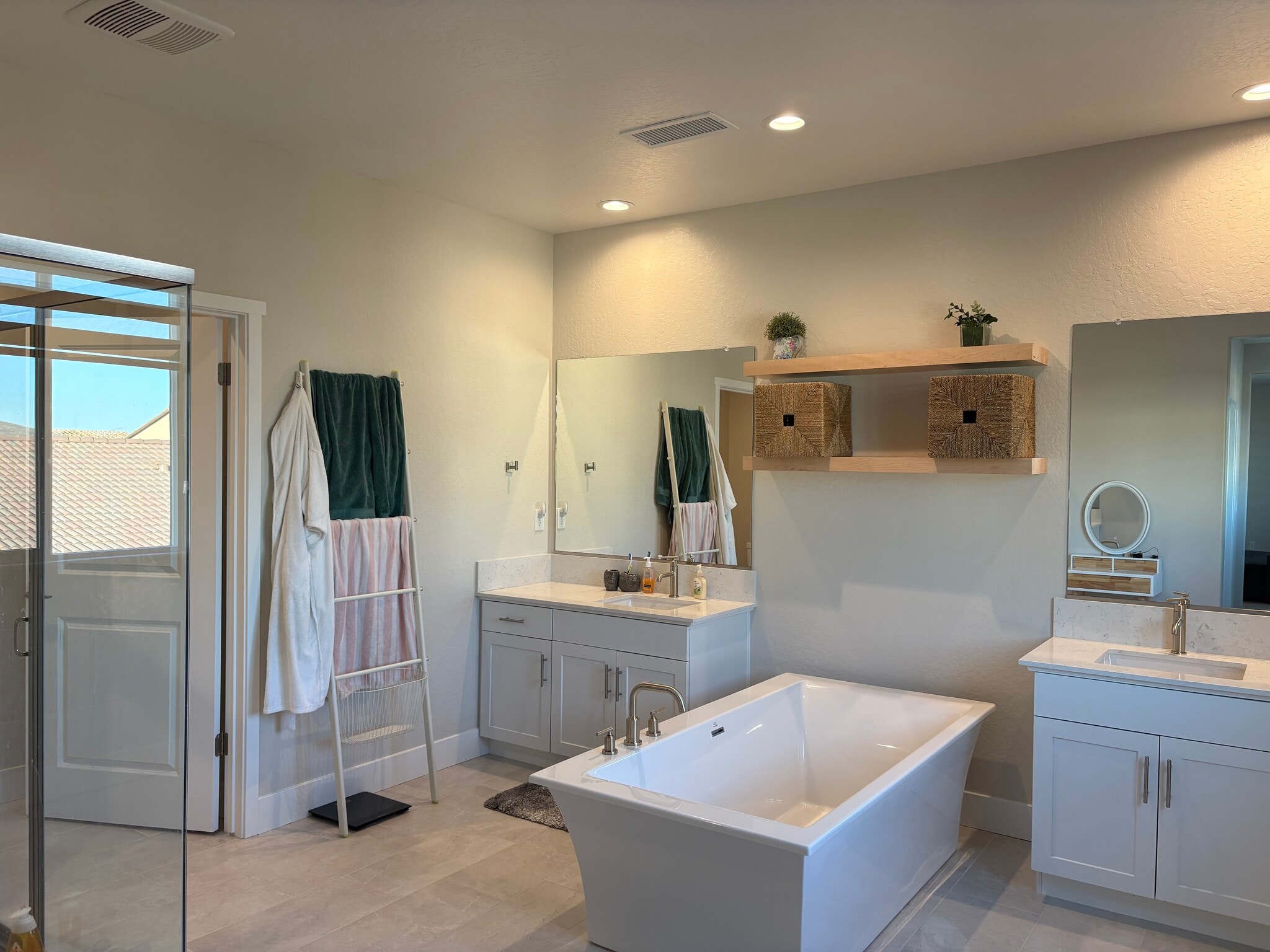 Building Photo - 2875 E Colina Dr