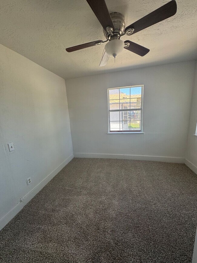 Building Photo - 3bedroom 1bathroom electric and water PAID...