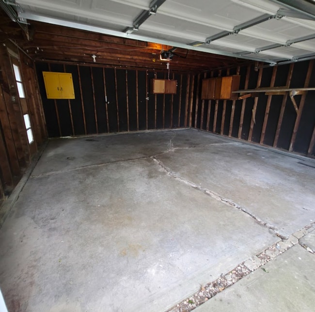 Building Photo - Single Family Home 3 beds 1 bath Available...