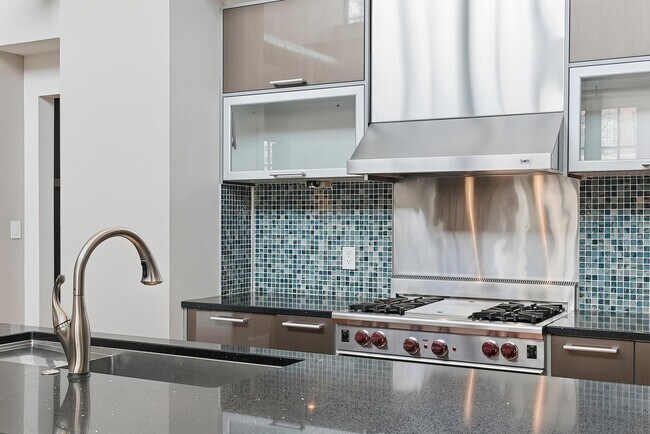 Building Photo - 1615 N Queen St