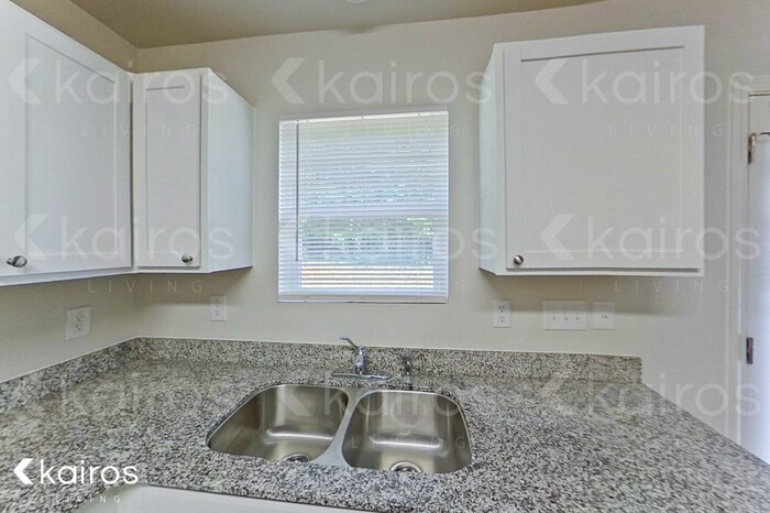 Building Photo - 204 Glenoaks Dr