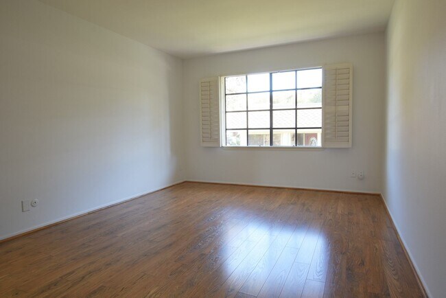 Building Photo - Sharp, Bright and Tranquil 2 Bedroom 2 Bath Condo in the Villages Community!