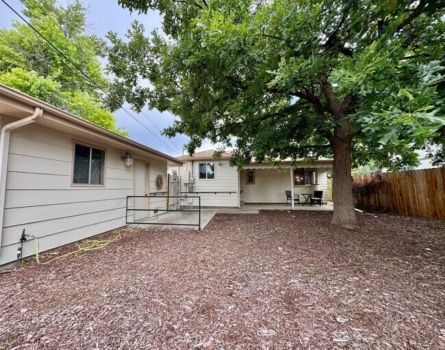 Building Photo - Beautiful 2 Bedroom Ranch Home Furnished o...